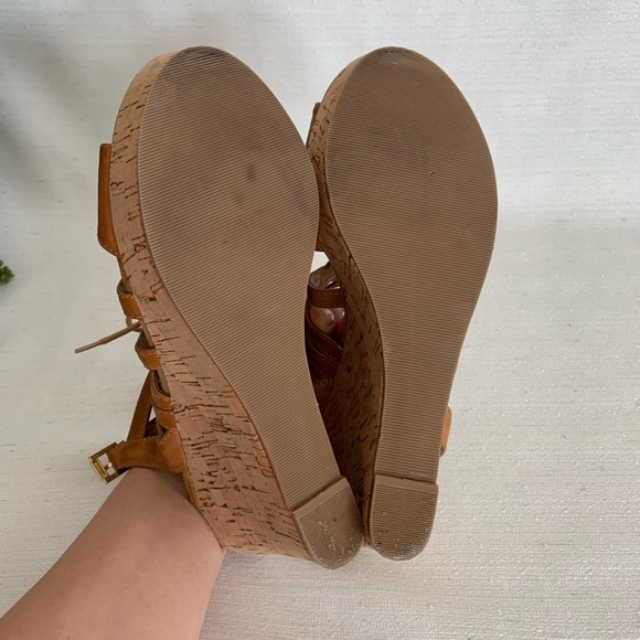 GUESS Elsiee Caramel Strappy Lace-up Wedge Heel Sandals Woman’s 7.5M - Picture 11 of 11